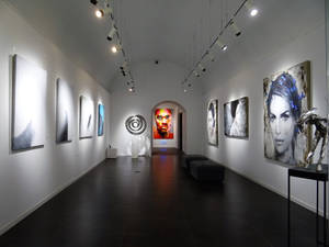 Art Gallery With Human Portraits Wallpaper