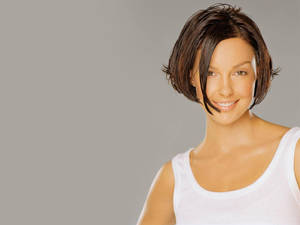 Ashley Judd With Short Hair Wallpaper