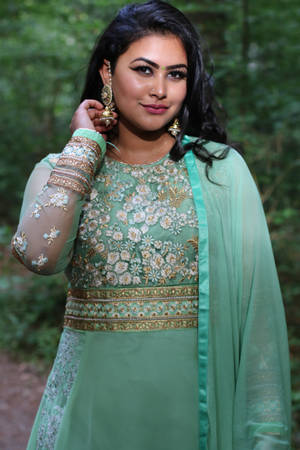 Asian Woman Wearing Traditional Saree Dress Wallpaper