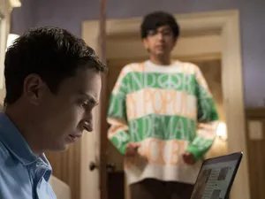 Atypical Best Friends Sam And Zahid Wallpaper