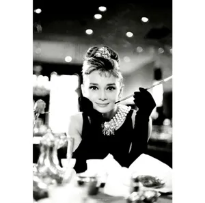 Audrey Hepburn As Holly Golightly In Breakfast At Tiffany's (1961) Wallpaper