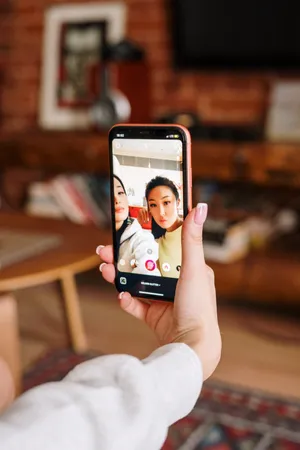 Beautiful Iphone Sisters Wallpaper