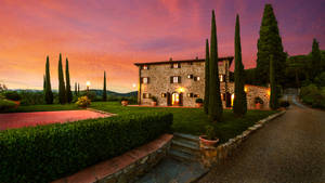 Beautiful Luxurious Tuscan House Striking An Imposing Landscape Wallpaper