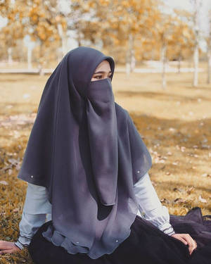 Beautiful Women Wearing A Cadar Wallpaper