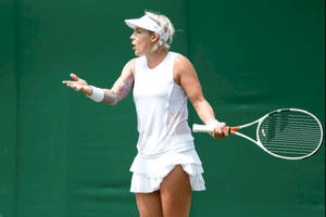 Bethanie Mattek-sands Gesturing Wallpaper