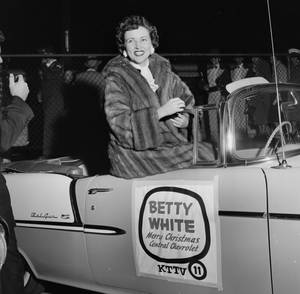 Betty White 1955 Christmas Parade Wallpaper