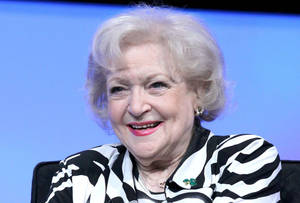 Betty White Nab Hall Of Fame Wallpaper
