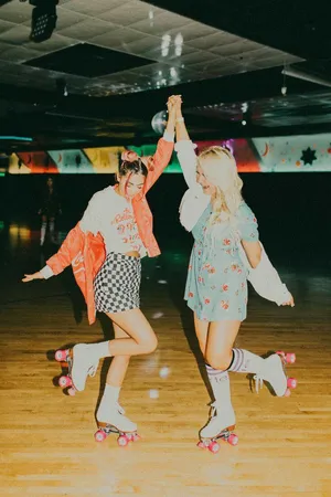 Bff In Roller Skates Wallpaper