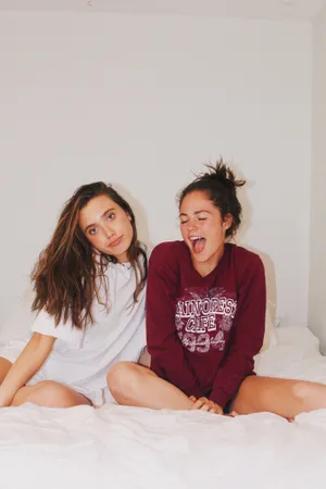 Bff Sleepover Photoshoot Wallpaper