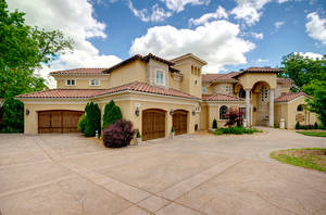 Big House With Wide Driveway Wallpaper