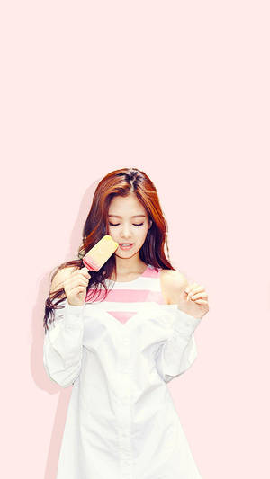 Blackpink Cute Jennie Eating Ice Cream Wallpaper