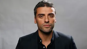 Blank Look Of Oscar Isaac Wallpaper