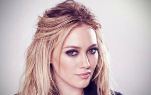 Blonde Hilary Duff With Eyeshadow Wallpaper