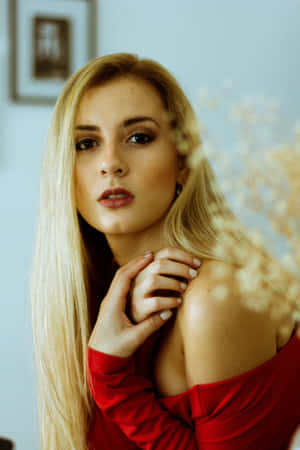 Blonde Mujer Madura In Red Wallpaper