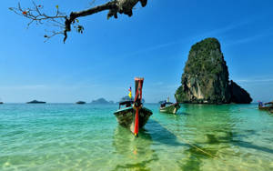 Boat In Clear Pattaya Beach Wallpaper