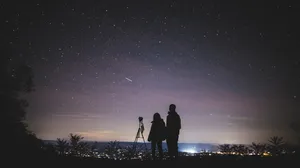 Boyfriend And Girlfriend Stargazing Wallpaper
