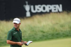 Brian Harman Holding Booklet Wallpaper