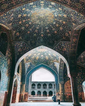 Bright Day In Shah Mosque Wallpaper