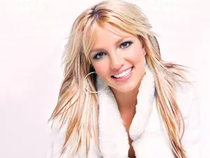 Britney Spears In White Fur Coat Wallpaper