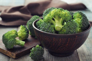 Broccoli On Brown Aesthetic Bowl Wallpaper