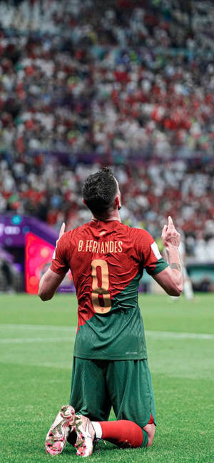 Bruno Fernandes Kneeling Pointing Up Wallpaper