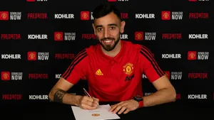 Bruno Fernandes Manchester United Contract Signing Wallpaper