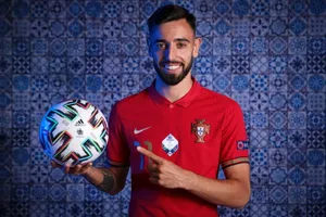 Bruno Fernandes Manchester United Points At Ball Wallpaper