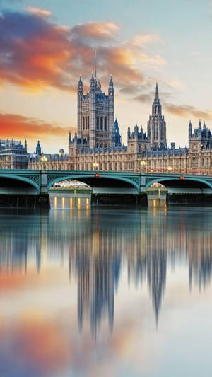 Buckingham Palace River Phone Wallpaper