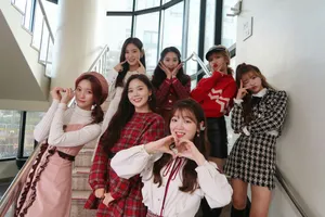 Candid Oh My Girl Groupie Wallpaper
