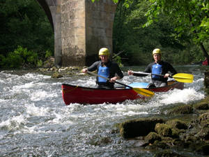 Canoeing In Strong Waves Wallpaper