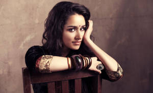 Caption: Aashiqui 2's Arohi Engaged In A Passionate Modeling Shot. Wallpaper