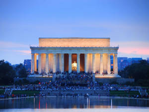 Caption: Majestic View Of The Abraham Lincoln Monument Wallpaper