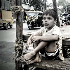 Caption: Reflective Moment In A Busy Street Wallpaper