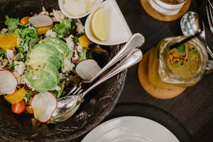 Caption: Vibrant Guacamole And Mango Salad Wallpaper