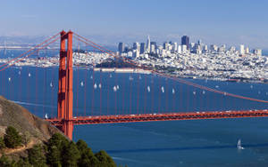 Captivating Daytime View Of The Golden Gate Bridge Wallpaper