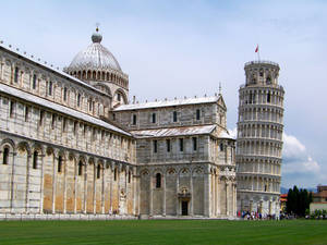 Cathedral Beside Leaning Tower Of Pisa Wallpaper