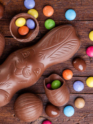 Celebrate Easter With This Chic Phone Wallpaper