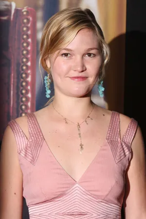 Celebrity Actress Julia Stiles Wallpaper