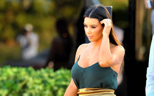 Celebrity Kim Kardashian In Los Angeles Street Wallpaper