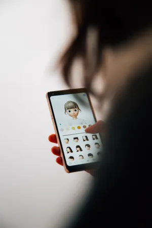 Cellphone Girl Avatar Wallpaper