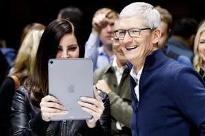 Ceo Tim Cook Crowd Interaction Wallpaper