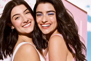 Charli Damelio And Dixie Damelio Wallpaper