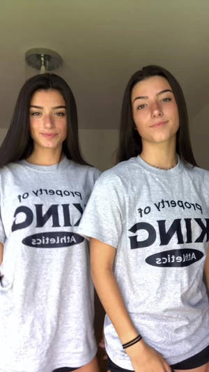 Charli Damelio With Dixie D'amelio Wallpaper