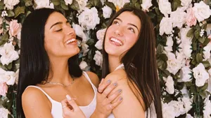 Charli Damelio With Dixie Damelio Wallpaper