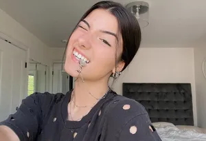 Charlie Damelio Enjoying A Fun Day Out! Wallpaper