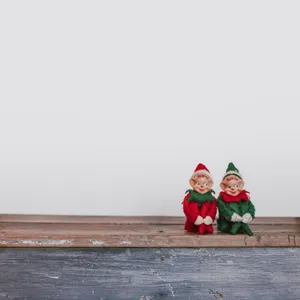 Cheerful Australian Christmas Elves Celebrating The Holiday Season Wallpaper