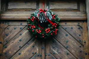 Christmas Wreath On Wooden Door Wallpaper