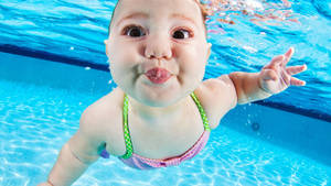 Close-up Swimming Baby Wallpaper