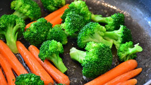 Cooked Green Broccoli And Carrots Wallpaper