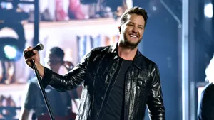 Country Music Singer Luke Bryan Wallpaper